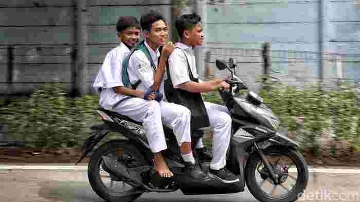 https://maduranetwork.id/public/uploads/images/newsimages/maannewsimage20082026_055514_pelajar-tak-pakai-helm-bonceng-tiga-warnai-hari-pertama-sekolah-di-jakut-1752474412239_169.jpg